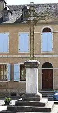 Une croix.