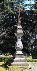 Une croix.