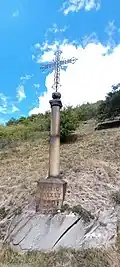 Photographie d'un belvédère et d'une haute croix en fer.