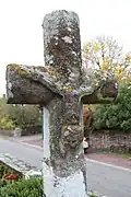 Christ en croix (partie sommitale de la Croix  située côté sud, en bordure du mur délimitant le placître).
