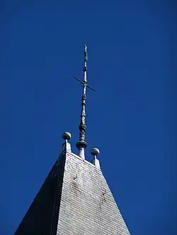 La croix de clocher.