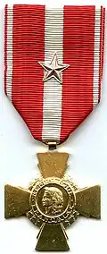 Croix de la valeur militaire avec une étoile de bronze et une étoile d'argent.