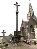 Croix de mission érigée en 1865 dans le cimetière de Saint-Michel-en-Grève.