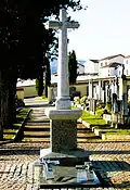 Croix des curés dans le cimetière.