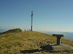 Le sommet du Grand Colombier : table d'orientation et croix puis signal au fond.