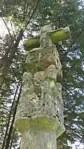 Avant de la croix, avec le Christ crucifié