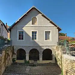 La mairie-lavoir.