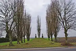 Le cromlech de Niergnies est représenté par un ensemble de pierre entourant le tumulus du calvaire
