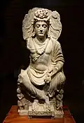 Maitreya, avec un couple de dévots Kushan à ses pieds. IIe siècle, Mardan, Gandhara.