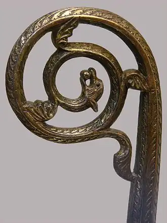 Extrémité de crosse émaillée et sculptée, décorée d'une tête d'animal