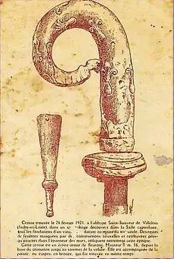 Crosse épiscopale du XIIIe&nbsp;siècle en ivoire de 16&nbsp;cm. Elle est ornée de fleurons.