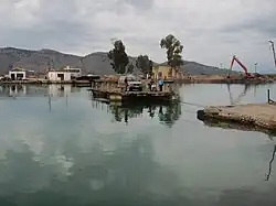 Le bac à traille sur le canal de  Vivari.