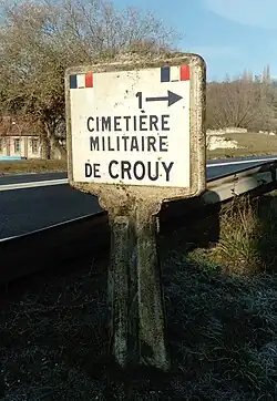 Panneau avec drapeaux tricolores mais sans indication « Michelin » à Crouy.