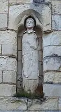 Statue à droite du portail.
