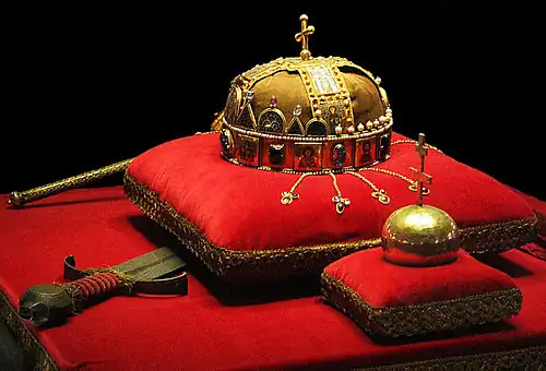 La couronne, sceptre et orbe de Hongrie, celui-ci avec la croix double.