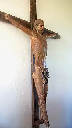Photographie en couleur d'une sculpture religieuse.
