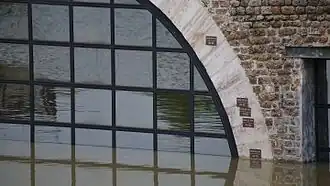 Niveau de l'eau au bassin de l'Arsenal à Paris le 3 juin 2016 à 17h. A 6,05&nbsp;m le niveau de la crue de 1982 est quasiment atteint.