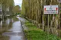 Tronçon en voie partagée légèrement submergé par une crue de l'Yonne