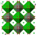 Structure de la cryolite à 800&nbsp;°C, projetée sur le plan (a, b). Gris : Al, vert : Na, rouge : F.