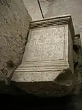 Inscription retrouvée dans l'exèdre.