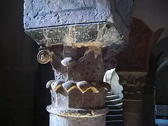 Chapiteau du XIe&nbsp;siècle, crypte de la cathédrale de Bayeux.