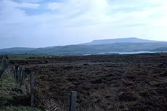 Vue de Cuilcagh (en arrière-plan) depuis Belmore Mountain avec le Lough Macnean Upper (au second plan).
