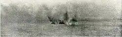 Le Gaulois sous le feu des canons turcs. Le cuirassé est engagé au début de 1915 dans la tentative alliée de forcer les Dardanelles.
