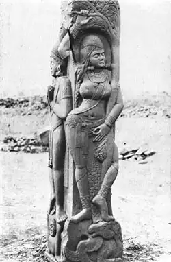 Montant de balustrade (vedikâ), stupa de Bharhut : Yakshinî tenant une branche fleurie. Grès rouge poli, H 214&nbsp;cm. Shunga. IIe&nbsp;siècle av. n. è.