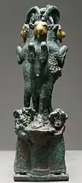 Statuette représentant trois bouquetins supportés par des divinités. Musée du Louvre.