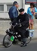 VéloSolex équipé d'un pare-chocs, d'un bidon de Solexine et de deux sacoches.