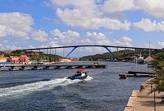 Le pont Reine Juliana en 2013. Le pont Reine Emma est visible au premier plan.