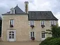 Sur la façade Est, à droite, le reste de la longère de l'ancienne cure.