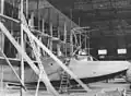 Le Model T, partiellement remonté, doté d'un moteur Rolls-Royce, à la base de Felixstowe.
