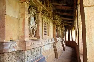 Temple de Durga (Aihole): Intérieur du péristyle Nord et face externe du mur du déambulatoire. Niches, au 1er&nbsp;plan Harihara.