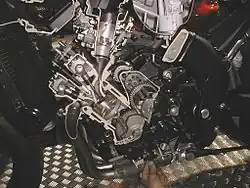 Coupe d'un moteur Genesis 3+2 soupapes(moto Yamaha).