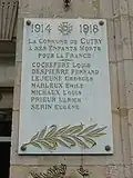 La plaque monument aux morts.