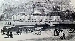 Gravure montrant des hommes et des chevaux tirant des blocs de glace sur un lac gelé. À l'arrière-plan, un grand bâtiment est surmonté d'un large drapeau portant l'inscription «&nbsp;Ice&nbsp;».
