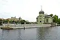 Centrale hydroélectrique (5,7&nbsp;MW) de style art nouveau construite en 1913-14 sur la Vltava à Holešovice en amont de Prague, 2016.