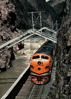 Train et pont suspendu.