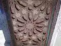 Le plafond en bois sculpté et peint.
