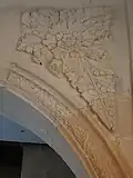 Décor foral sculptée dans la nef de l'église