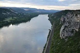 Le défilé vu depuis les hauteurs de la rive gauche.