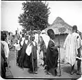 Défilé de jeunes circoncis après la cérémonie d’initiation, Diangana, (Guinée), 29 mars 1899