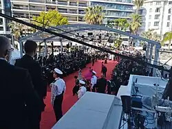 Le tapis rouge des marches (vue depuis le Palais).