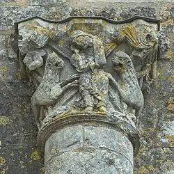 Chapiteau sculpté.