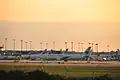 Plusieurs avions au terminal le soir.