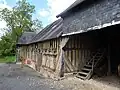 Ancien pressoir avec escalier droit sur le côté et aile en retour d'équerre.