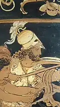 Guerrier portant un casque corinthien. Détail d'un cratère à volutes apulien à figures rouges, vers 340-320 av. J.-C., Naples, Museo Nazionale Archeologico, 81667.