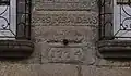 Détail de la façade-Est de l’Hôtel Pontbriand portant la date 1774 et la devise "Spes Mea Deus" (Dieu est mon espoir)