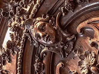 Visage sur la porte